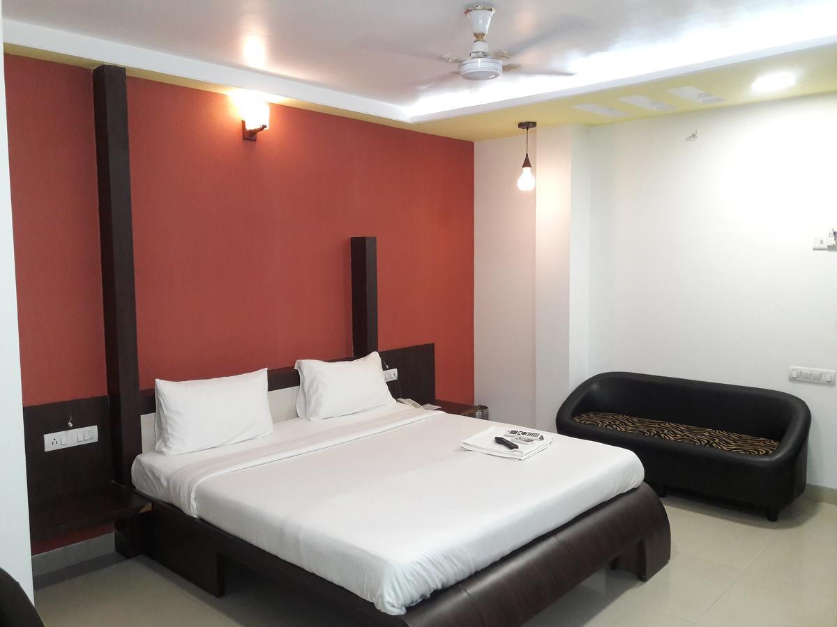 Hotel Naivedya Aurangābād Extérieur photo