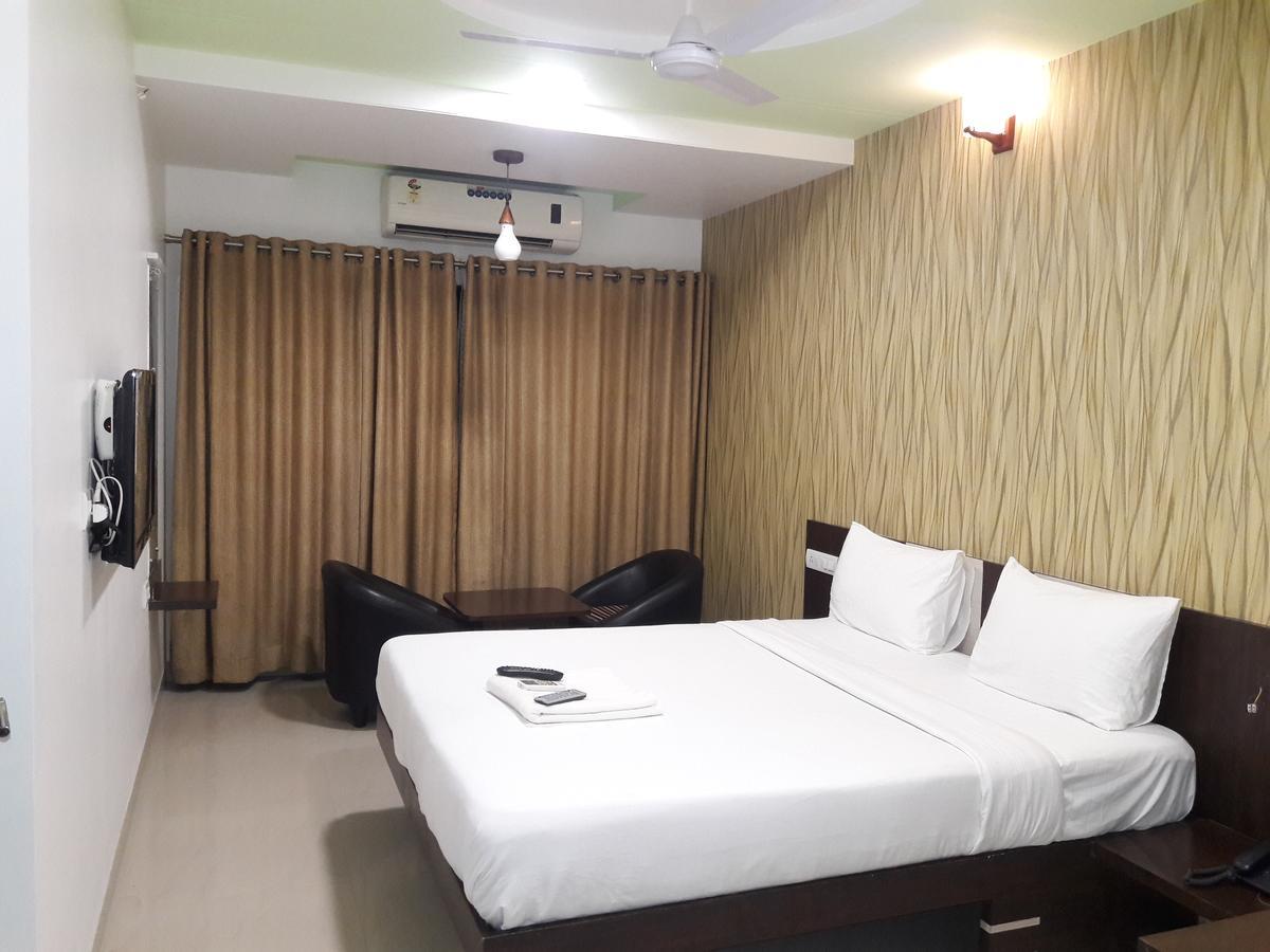 Hotel Naivedya Aurangābād Extérieur photo